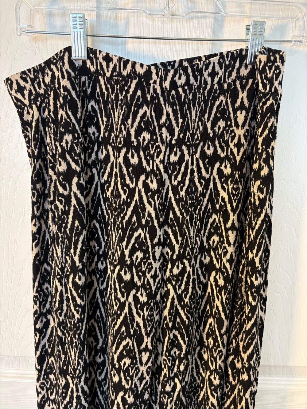Elastic-Waist Skinny Pants in Black & Cream Ikat Print - Picture 4 of 6
